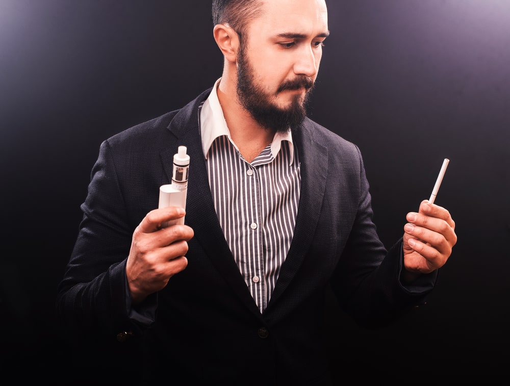 男人在香烟和电子烟之间做出选择