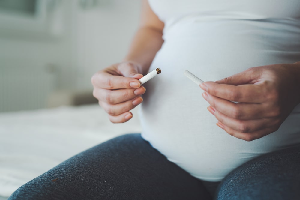 怀孕期间吸烟的女人