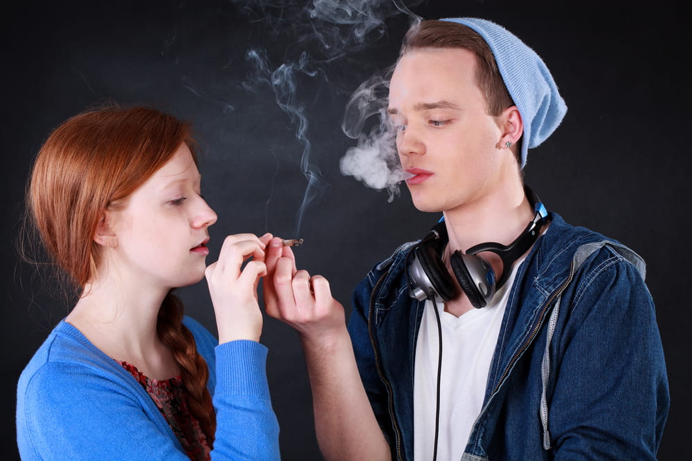 女孩和男孩吸烟