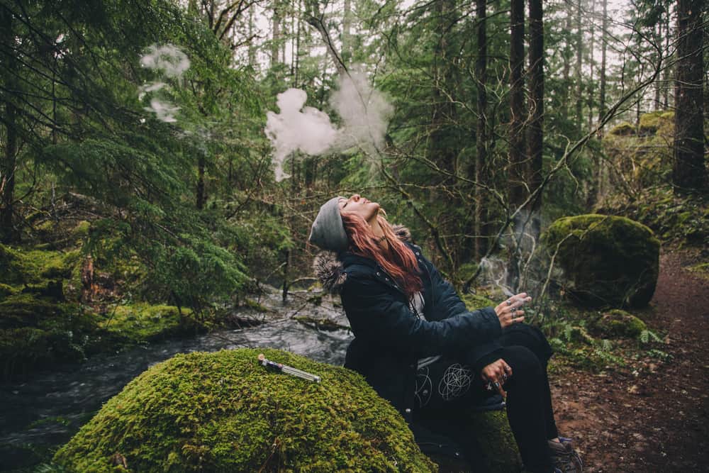 女孩在森林里抽烟