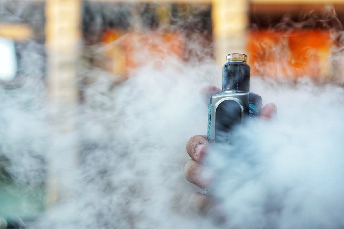 一只手拿着一根电子香烟