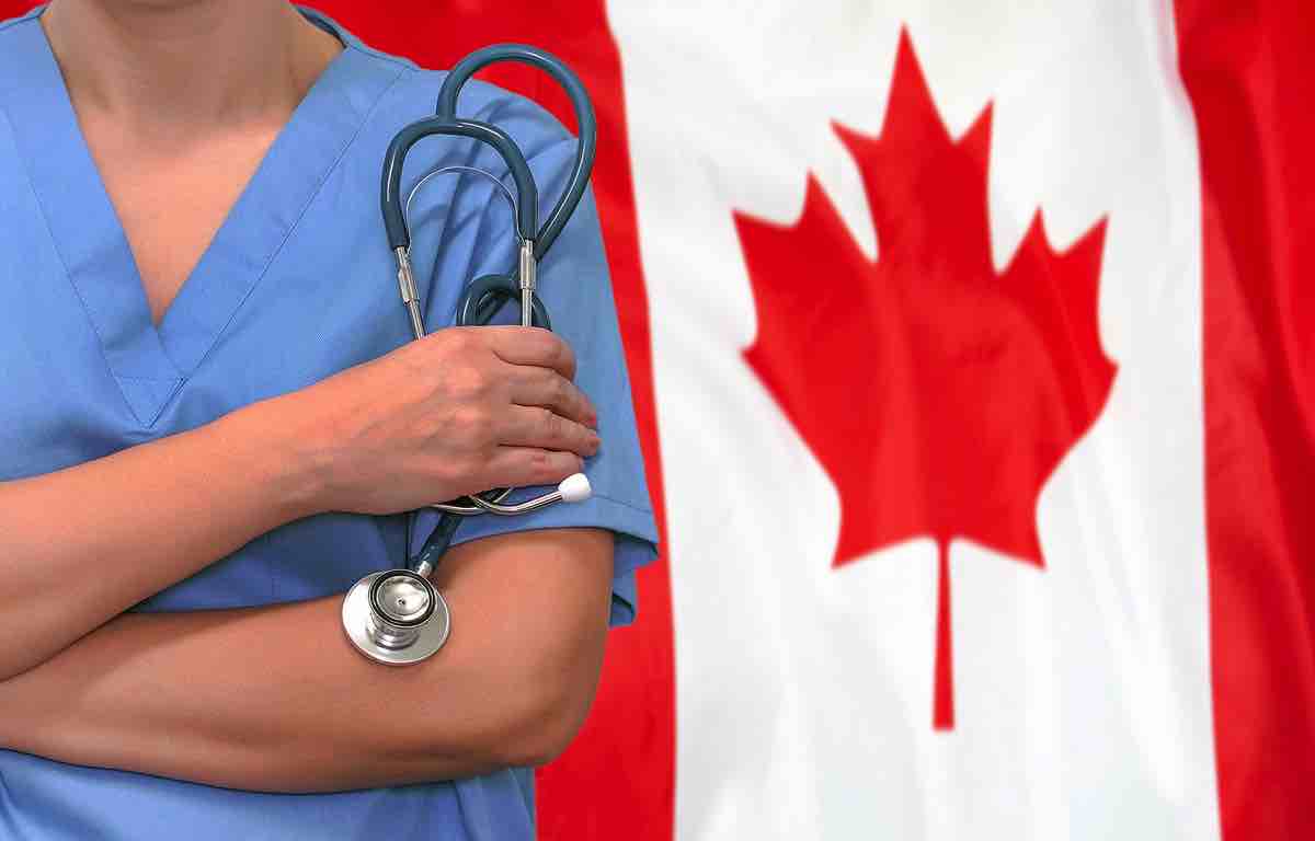 以加拿大国旗为背景，医生手持眼压仪