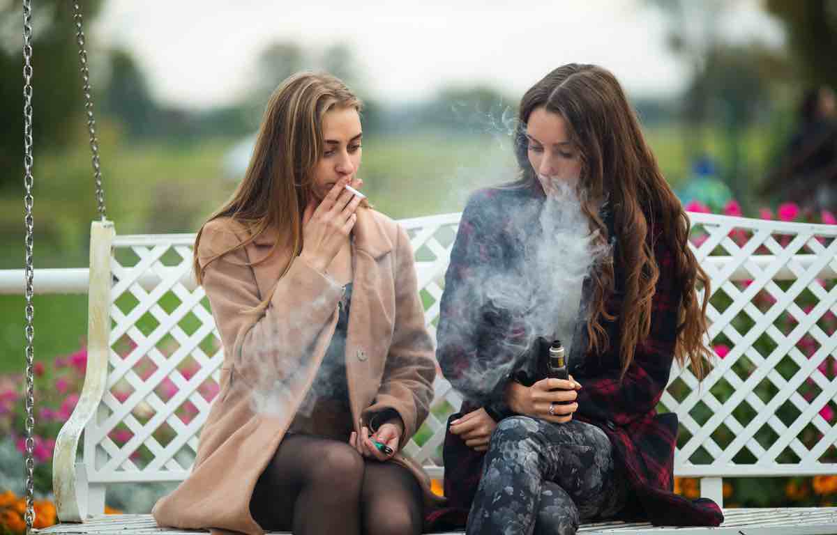 青少年吸电子烟和抽烟