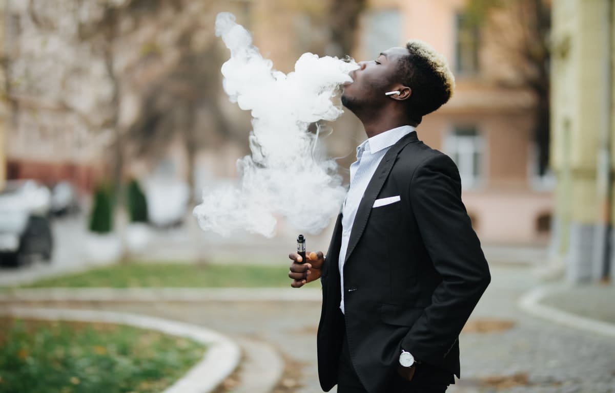 非洲男子抽电子烟