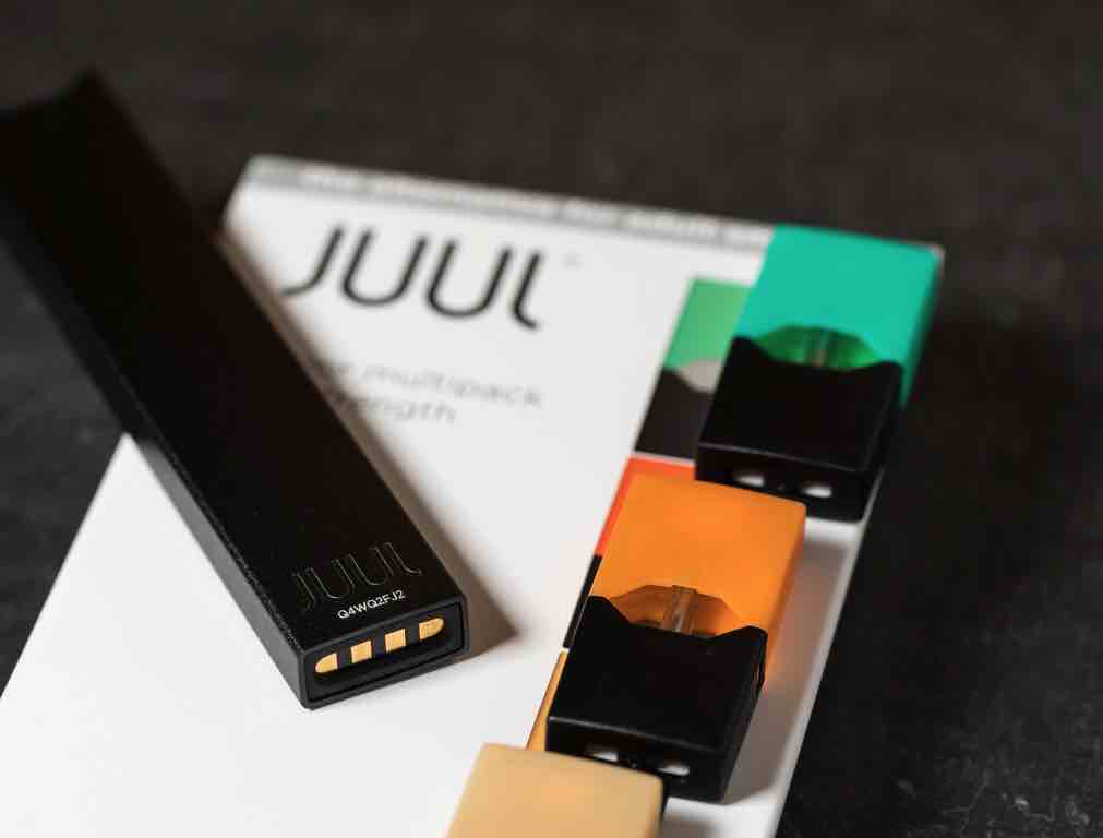 Juul烟或尼古丁在石板蒸汽分配器的盒子