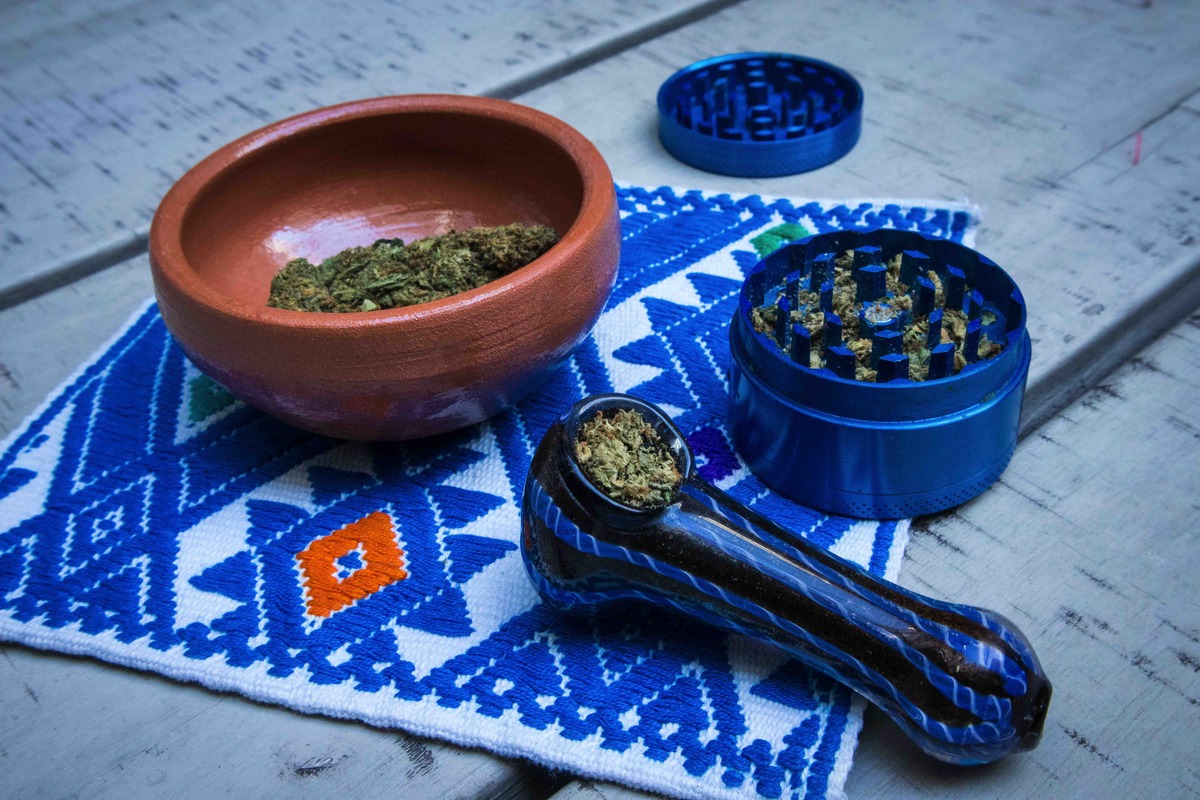 大麻在蓝色烟斗和棕色粘土碗