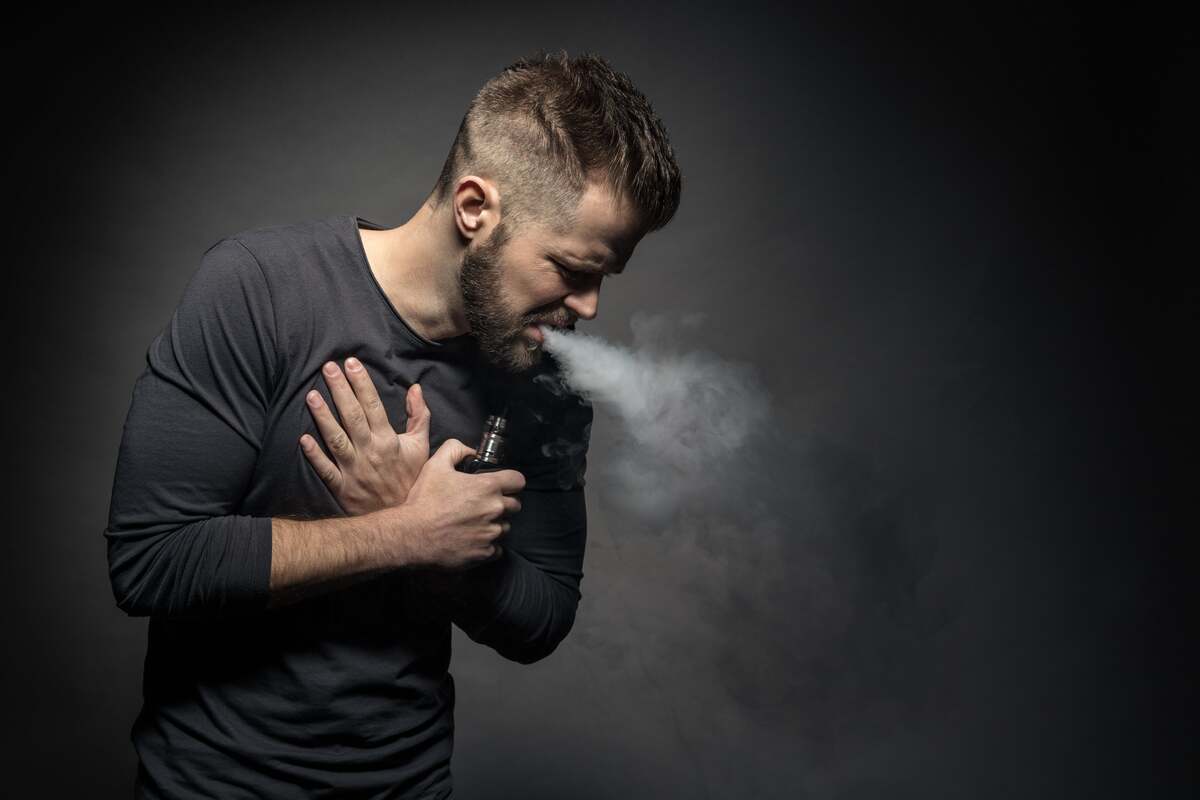 吸电子烟导致胸痛